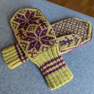 WOOL MITTENS 💜💛